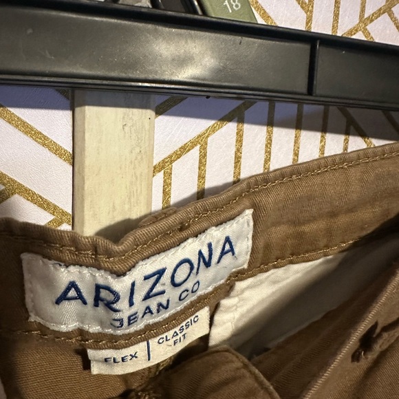 Arizona Men's Khaki Shorts, size 30 - Picture 2 of 3